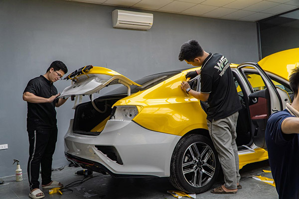 Có nên dán decal xe ô tô hay không là câu hỏi được rất nhiều chủ xe quan tâm có nên dán decal xe ô tô