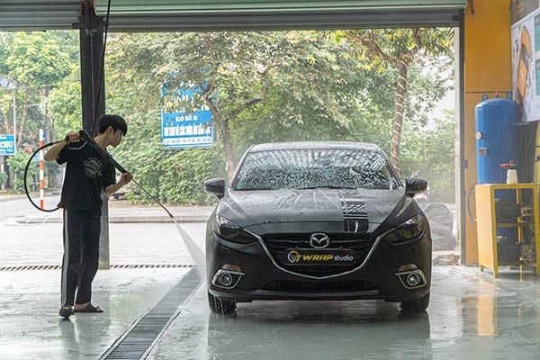 Rửa xe thường xuyên là cách để giữ xe của bạn luôn bền đẹp như mới bảng giá rửa xe ô tô