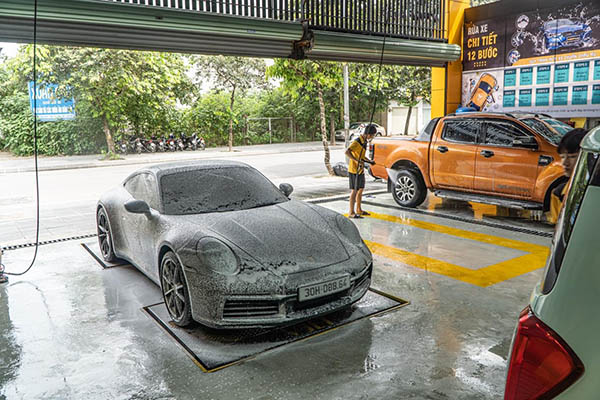 Mức giá dịch vụ rửa xe ô tô phụ thuộc vào nhiều yếu tố bảng giá rửa xe ô tô