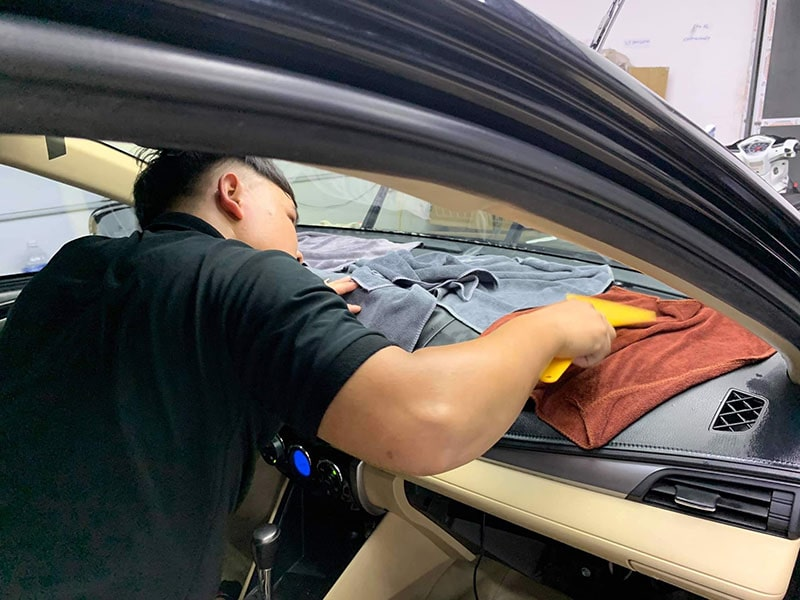 Nên dán phim ở mặt trong kính xe ô tô Nên dán phim ở mặt trong kính xe ô tô