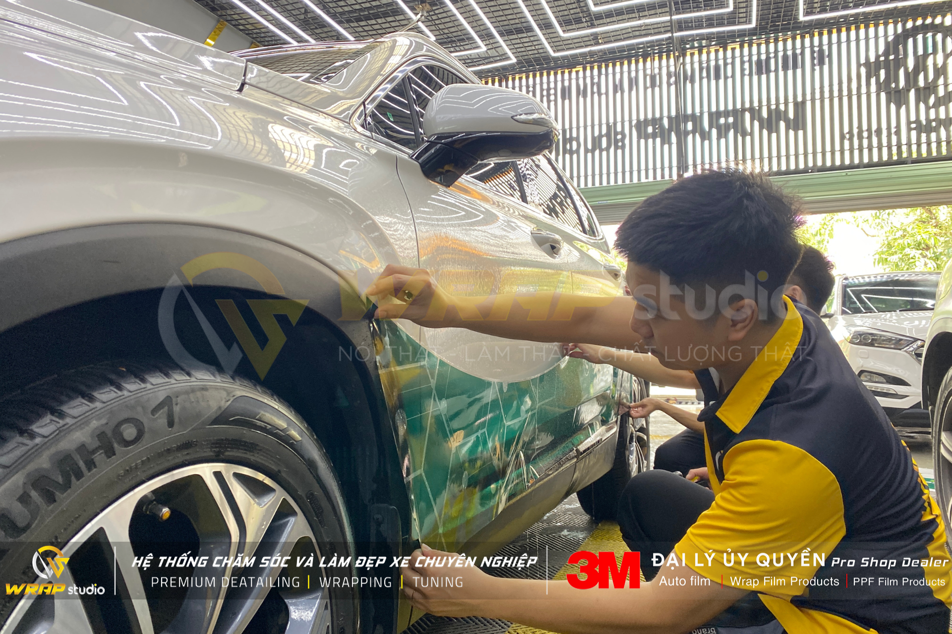Thi công dán decal theo yêu cầu của khách hàng