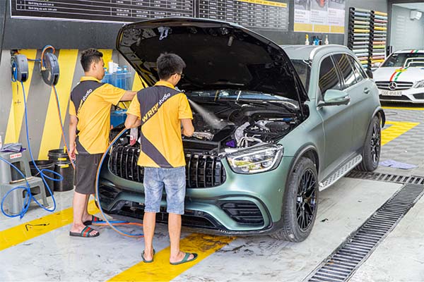 Tại sao cần vệ sinh khoang máy ô tô