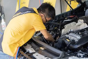 Tại sao cần vệ sinh khoang máy ô tô