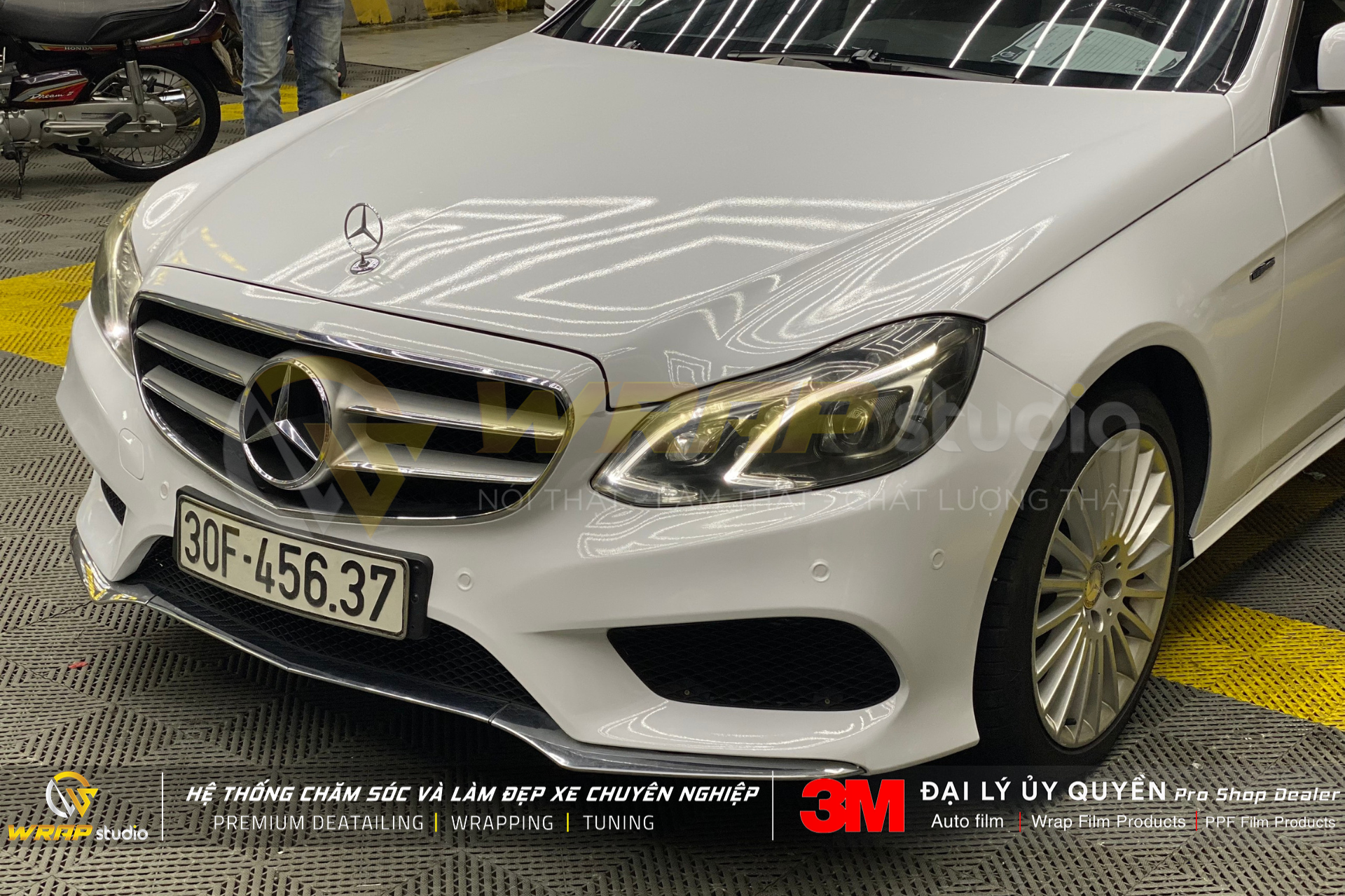 Dán đổi màu trắng E400 Mercedes tại Wrap Studio