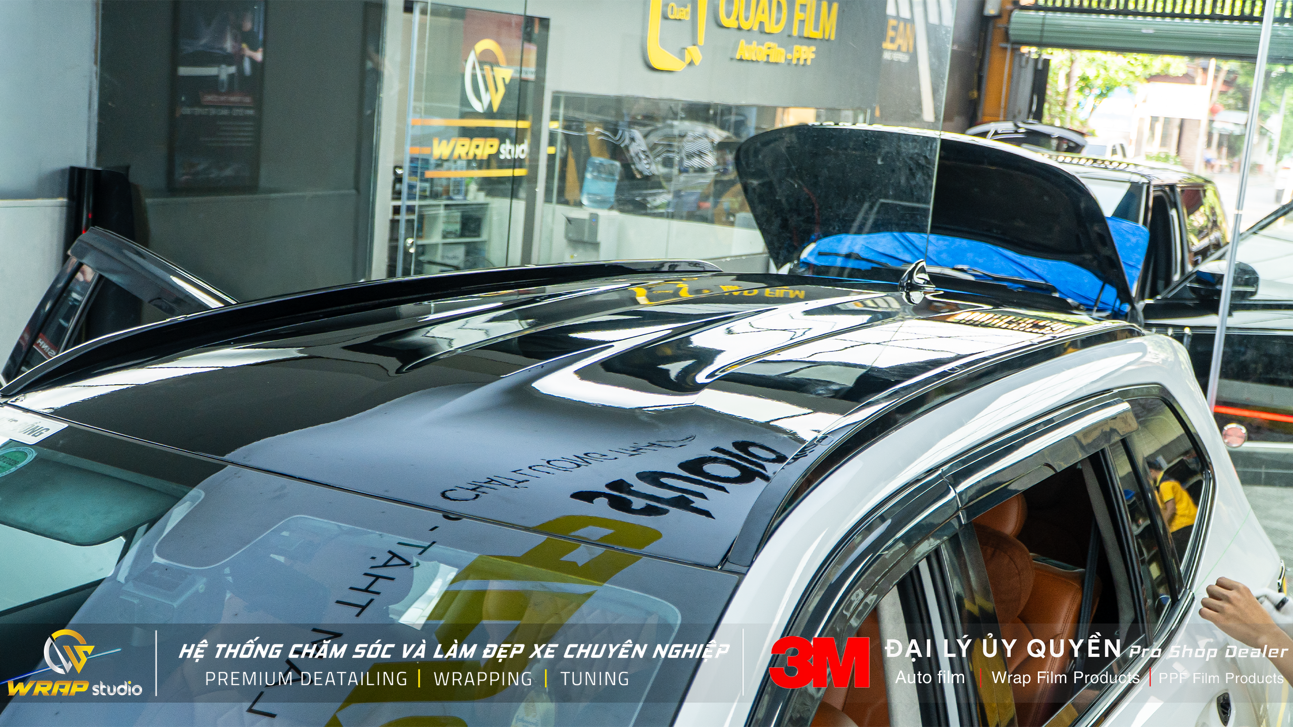 Limo Green dán trần đen tại Wrap Studio