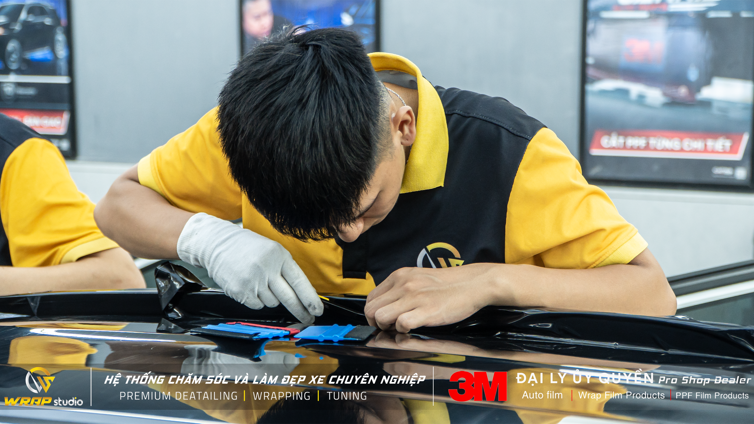 Thi công dán trần đen tại Wrap Studio