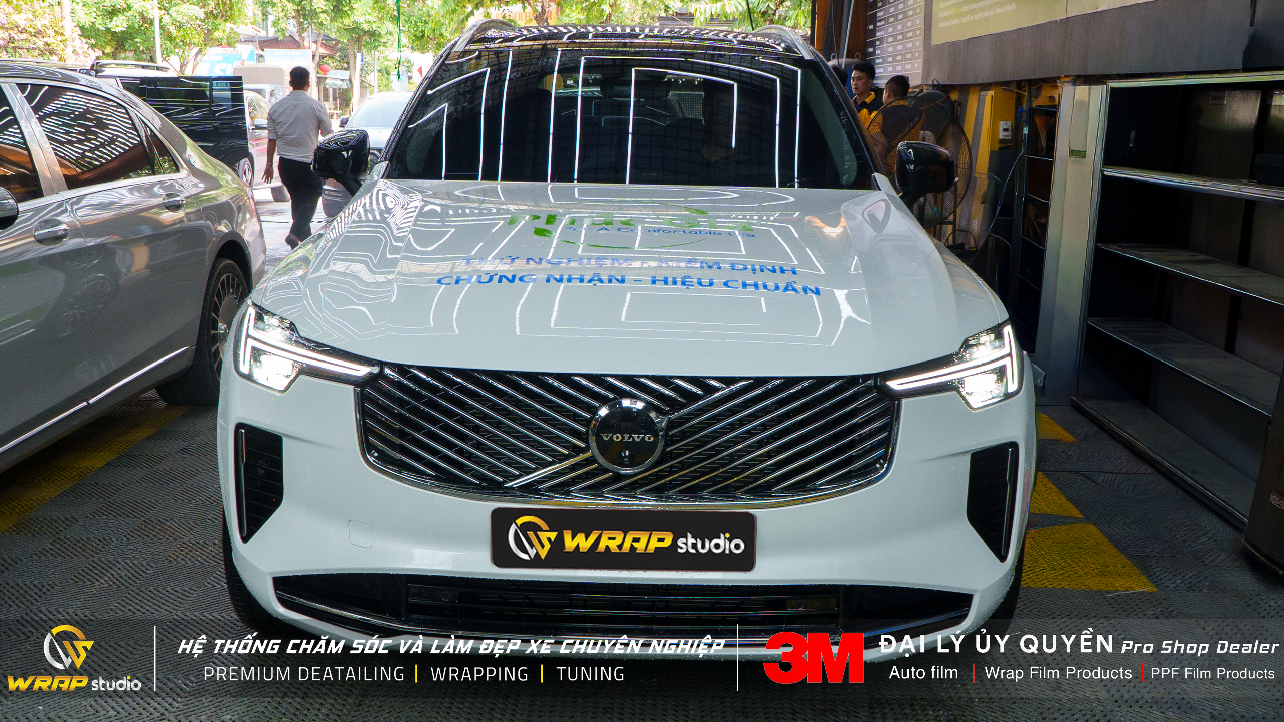 Volvo dán trần đen tại Wrap Studio