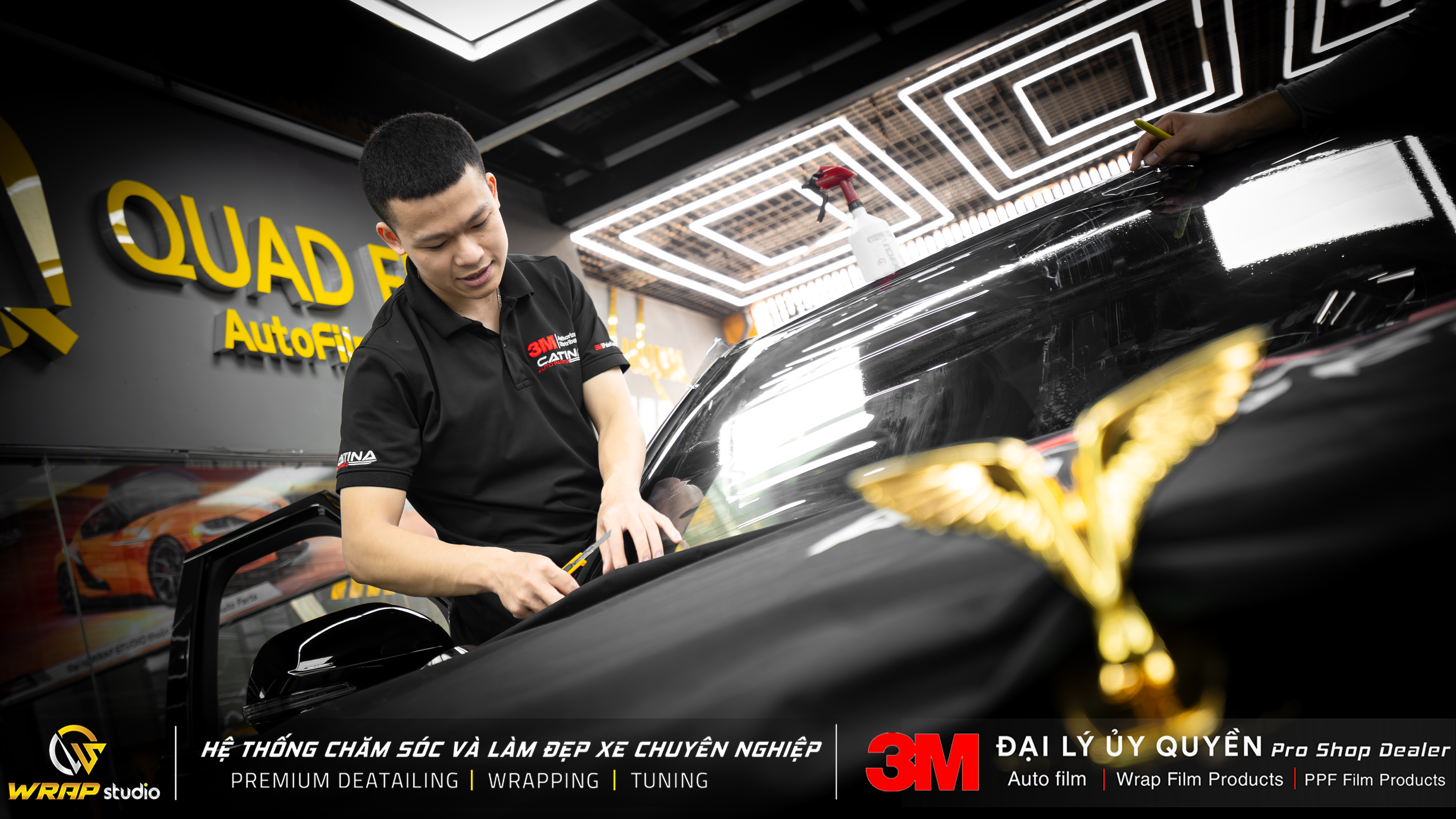 Thi công dán phim cách nhiệt xe Lạc Hồng
